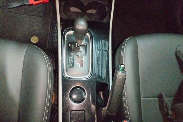 Used Mitsubishi Outlander 2021 Revised Version 2.0L Two-Wheel Drive Comfort Edition 5 Seats Gear Lever
