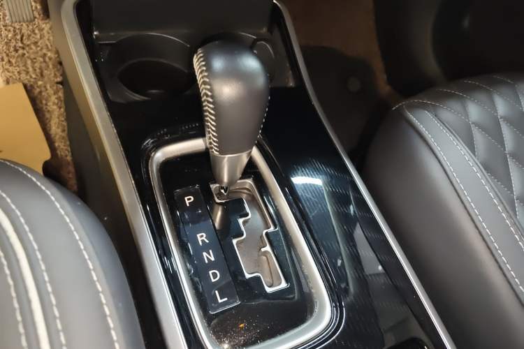Used Mitsubishi Outlander 2021 2.4L 4x4 DynaDrive Edition 5 Seats Gear Lever