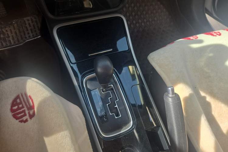 Used Mitsubishi Outlander 2021 Revised Version 2.0L Two-Wheel Drive Comfort Edition 5 Seats Gear Lever