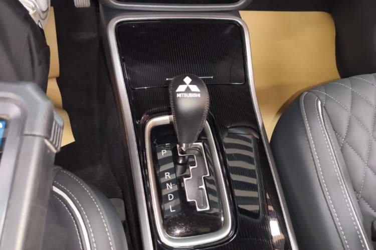 Used Mitsubishi Outlander 2021 2.4L 4x4 Zhi Xiang Edition 7 Seats Gear Lever