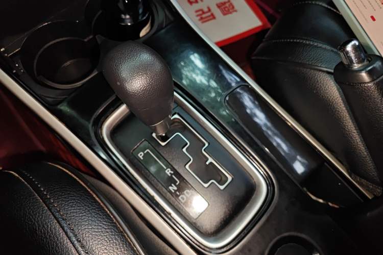 Used Mitsubishi Outlander 2021 Revised Version 2.0L Two-Wheel Drive Comfort Edition 5 Seats Gear Lever