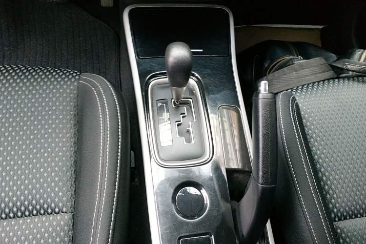 Used Mitsubishi Outlander 2021 Revised Version 2.0L Two-Wheel Drive Comfort Edition 5 Seats Gear Lever