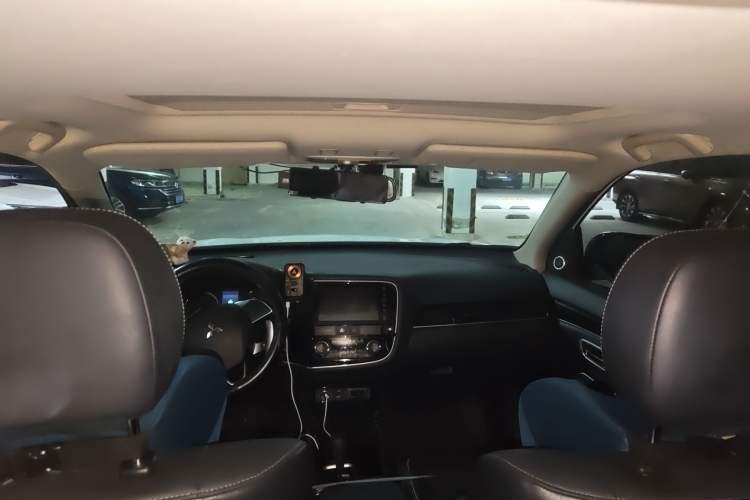 Used Mitsubishi Outlander 2021 2.4L 4x4 Zhi Xiang Edition 7 Seats Headliner