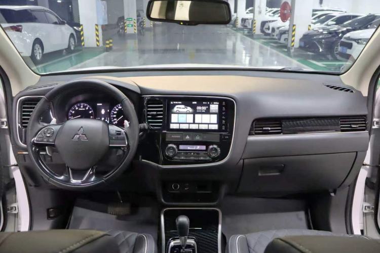 Used Mitsubishi Outlander 2021 2.4L 4x4 DynaDrive Edition 5 Seats Interior 1