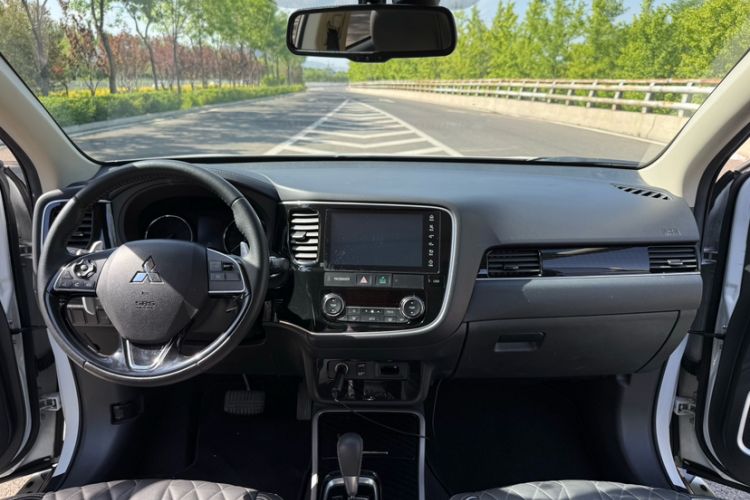 Used Mitsubishi Outlander 2021 2.4L 4x4 Zhi Xiang Edition 7 Seats Interior 1
