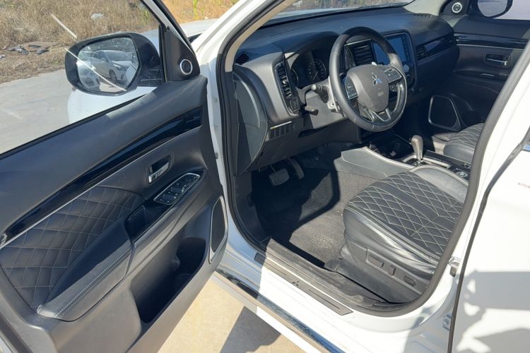 Used Mitsubishi Outlander 2021 2.4L 4x4 Zhi Xiang Edition 7 Seats Interior 1