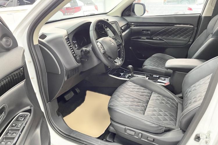 Used Mitsubishi Outlander 2021 Revised Version 2.0L Two-Wheel Drive Comfort Edition 7 Seats Interior 1