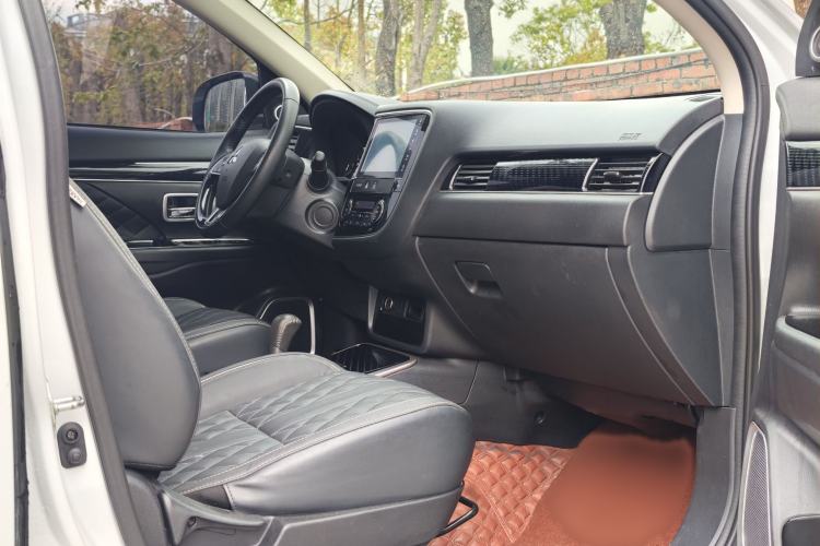 Used Mitsubishi Outlander 2021 2.0L Two-Wheel Drive Comfort Edition 7 Seats Interior 1