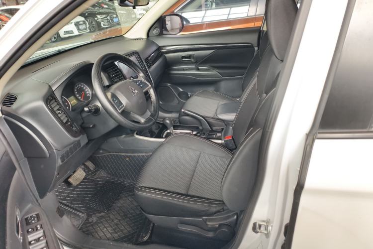 Used Mitsubishi Outlander 2021 Revised Version 2.0L Two-Wheel Drive Comfort Edition 5 Seats Interior 1