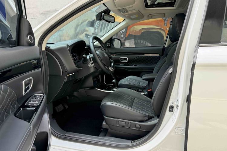 Used Mitsubishi Outlander 2021 2.4L 4x4 Zhi Xiang Edition 7 Seats Interior 1