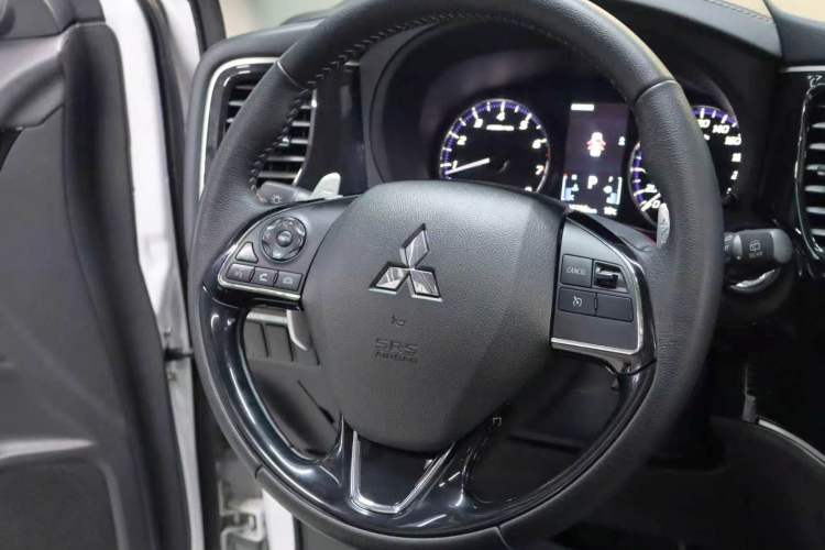 Used Mitsubishi Outlander 2021 2.4L 4x4 DynaDrive Edition 5 Seats Interior 2
