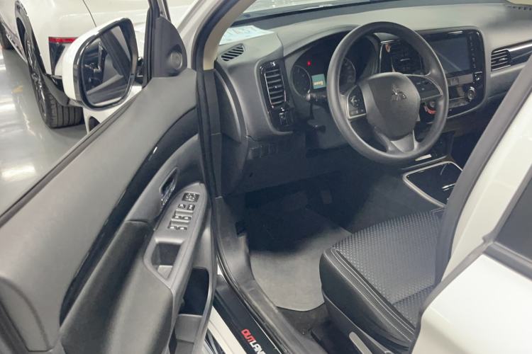 Used Mitsubishi Outlander 2021 2.0L Two-Wheel Drive Comfort Edition 5 Seats Interior 2