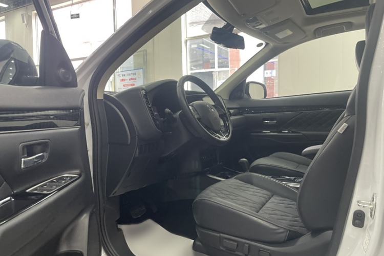 Used Mitsubishi Outlander 2021 2.0L Two-Wheel Drive Comfort Edition 7 Seats Interior 2