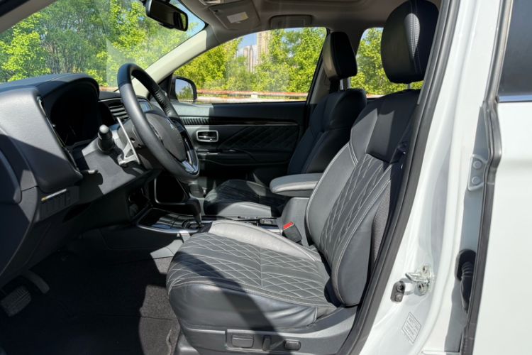 Used Mitsubishi Outlander 2021 2.4L 4x4 Zhi Xiang Edition 7 Seats Interior 2