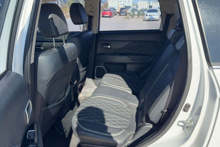 Used Mitsubishi Outlander 2021 2.4L 4x4 Zhi Xiang Edition 7 Seats Interior 2