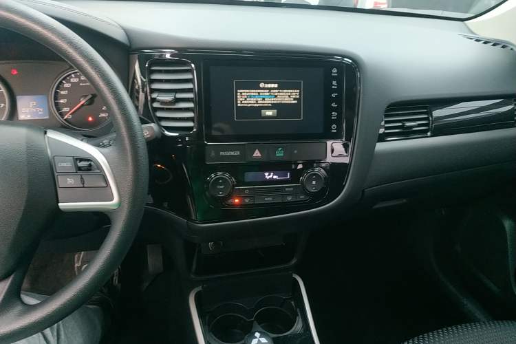 Used Mitsubishi Outlander 2021 Revised Version 2.0L Two-Wheel Drive Comfort Edition 5 Seats Interior 2