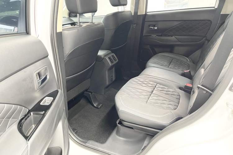 Used Mitsubishi Outlander 2021 Revised Version 2.0L Two-Wheel Drive Comfort Edition 7 Seats Interior 2