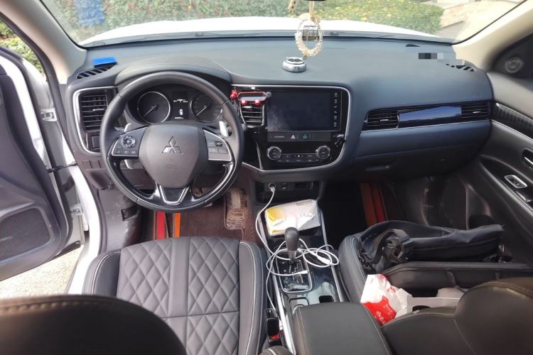 Used Mitsubishi Outlander 2021 2.4L 4x4 Zhi Xiang Edition 7 Seats Interior 2