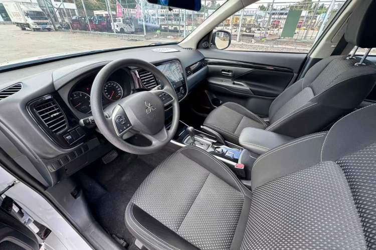 Used Mitsubishi Outlander 2021 Revised Version 2.0L Two-Wheel Drive Comfort Edition 5 Seats Interior 2