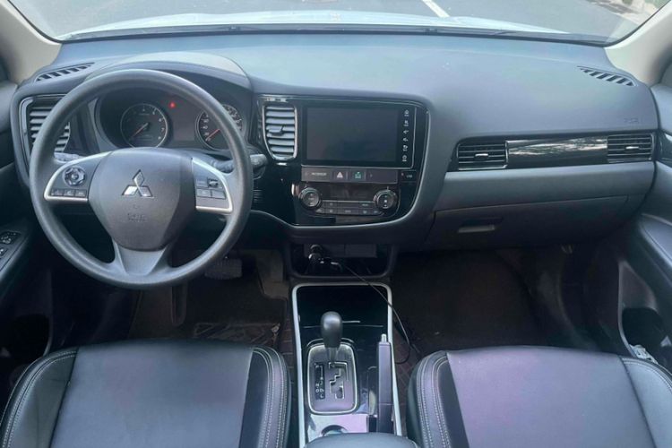 Used Mitsubishi Outlander 2021 Revised Version 2.0L Two-Wheel Drive Comfort Edition 5 Seats Interior 2
