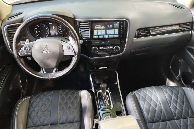 Used Mitsubishi Outlander 2021 2.4L 4x4 Zhi Xiang Edition 7 Seats Interior 2