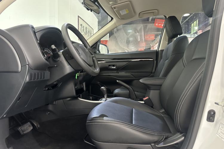 Used Mitsubishi Outlander 2021 Revised Version 2.0L Two-Wheel Drive Comfort Edition 5 Seats Interior 2