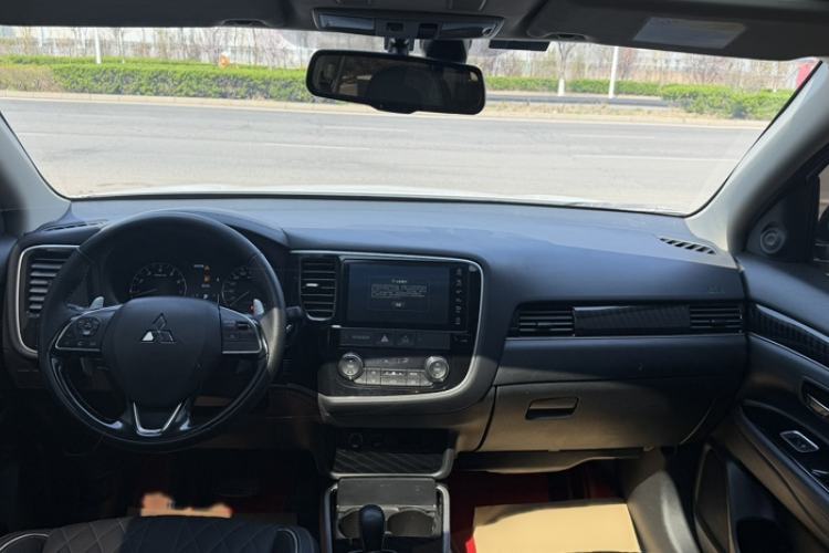 Used Mitsubishi Outlander 2021 2.4L 4x4 Zhi Xiang Edition 7 Seats Interior 2