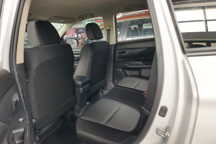 Used Mitsubishi Outlander 2021 Revised Version 2.0L Two-Wheel Drive Comfort Edition 5 Seats Interior 2