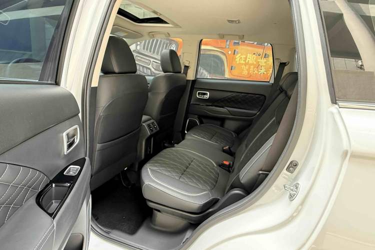 Used Mitsubishi Outlander 2021 2.4L 4x4 Zhi Xiang Edition 7 Seats Interior 2