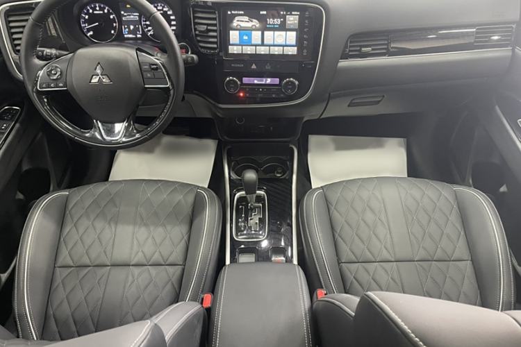 Used Mitsubishi Outlander 2021 2.0L Two-Wheel Drive Comfort Edition 7 Seats Interior 3