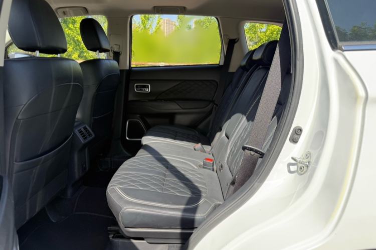 Used Mitsubishi Outlander 2021 2.4L 4x4 Zhi Xiang Edition 7 Seats Interior 3