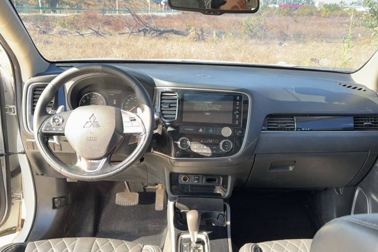 Used Mitsubishi Outlander 2021 2.4L 4x4 Zhi Xiang Edition 7 Seats Interior 3
