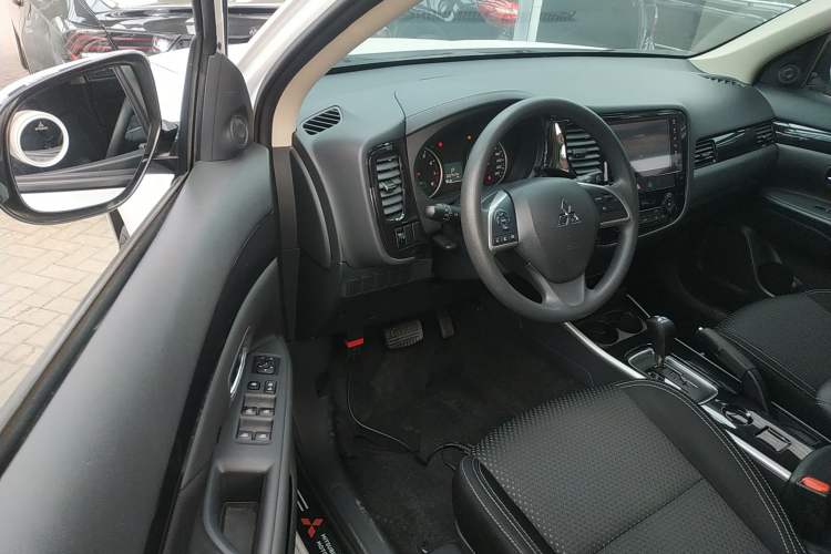 Used Mitsubishi Outlander 2021 Revised Version 2.0L Two-Wheel Drive Comfort Edition 5 Seats Interior 3