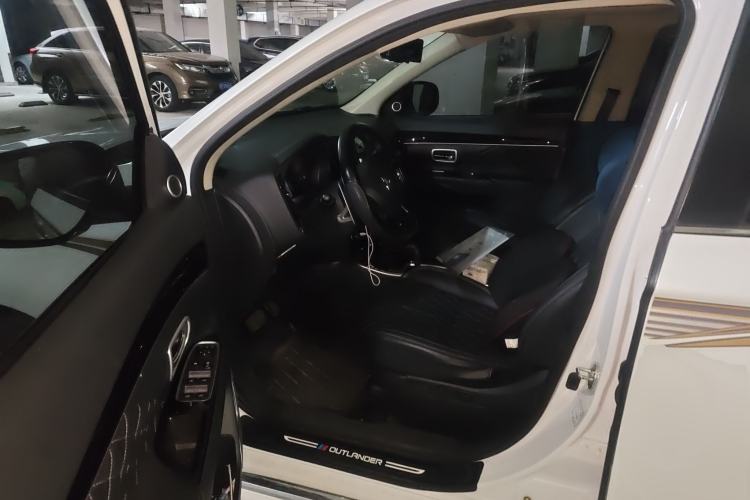 Used Mitsubishi Outlander 2021 2.4L 4x4 Zhi Xiang Edition 7 Seats Interior 3