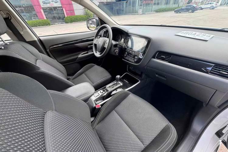 Used Mitsubishi Outlander 2021 Revised Version 2.0L Two-Wheel Drive Comfort Edition 5 Seats Interior 3