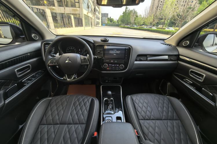 Used Mitsubishi Outlander 2021 2.4L 4x4 DynaDrive Edition 5 Seats Interior 3