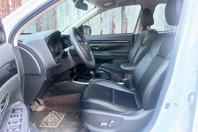 Used Mitsubishi Outlander 2021 Revised Version 2.0L Two-Wheel Drive Comfort Edition 5 Seats Interior 3