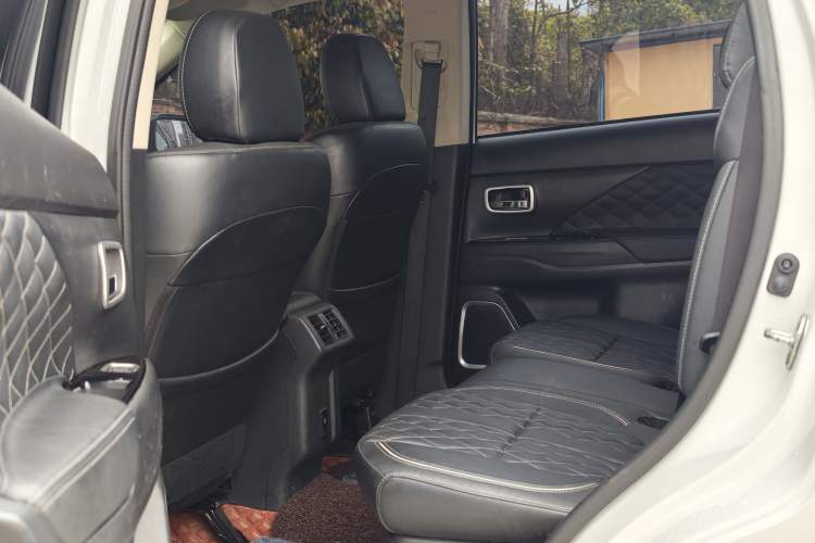 Used Mitsubishi Outlander 2021 2.0L Two-Wheel Drive Comfort Edition 7 Seats Interior 3