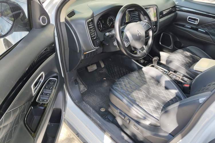 Used Mitsubishi Outlander 2021 2.4L 4x4 Zhi Xiang Edition 7 Seats Interior 3