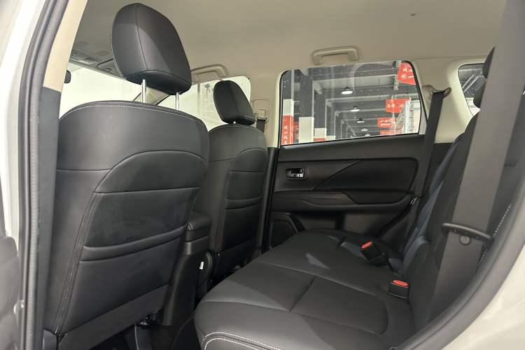 Used Mitsubishi Outlander 2021 Revised Version 2.0L Two-Wheel Drive Comfort Edition 5 Seats Interior 3