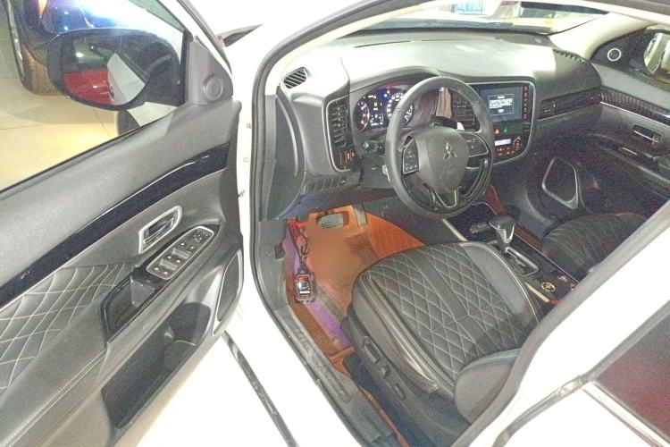 Used Mitsubishi Outlander 2021 2.4L 4x4 Zhi Xiang Edition 7 Seats Interior 3