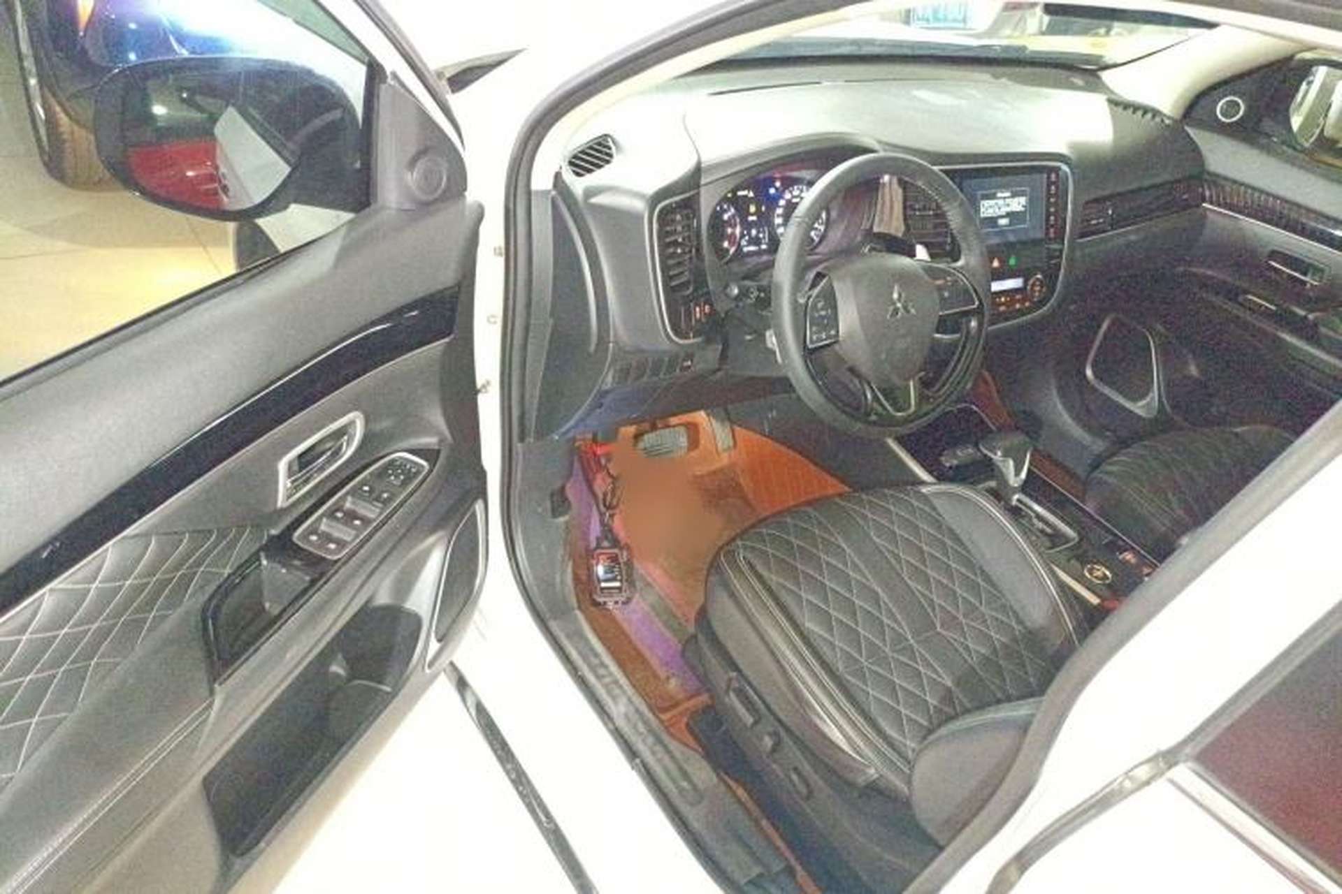 Used Mitsubishi Outlander 2021 2.4L 4x4 Zhi Xiang Edition 7 Seats Interior 3