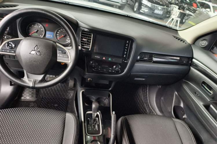 Used Mitsubishi Outlander 2021 Revised Version 2.0L Two-Wheel Drive Comfort Edition 5 Seats Interior 3