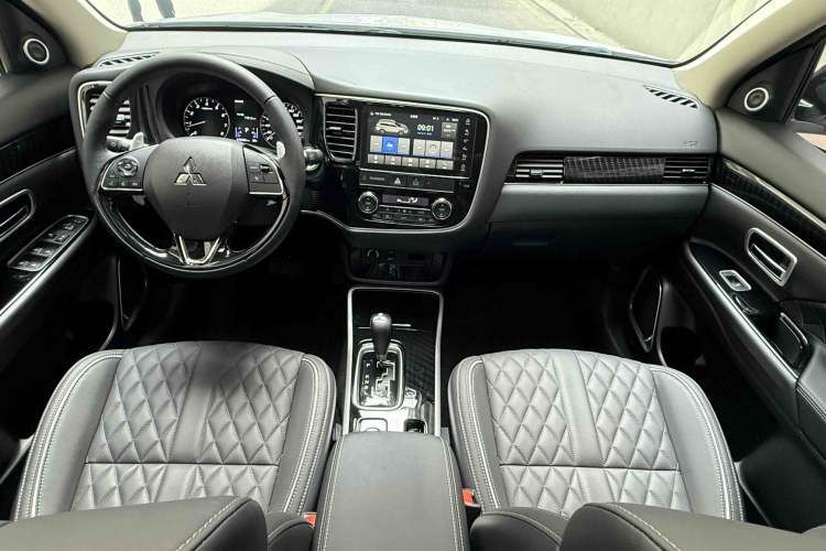 Used Mitsubishi Outlander 2021 2.4L 4x4 Zhi Xiang Edition 7 Seats Interior 3