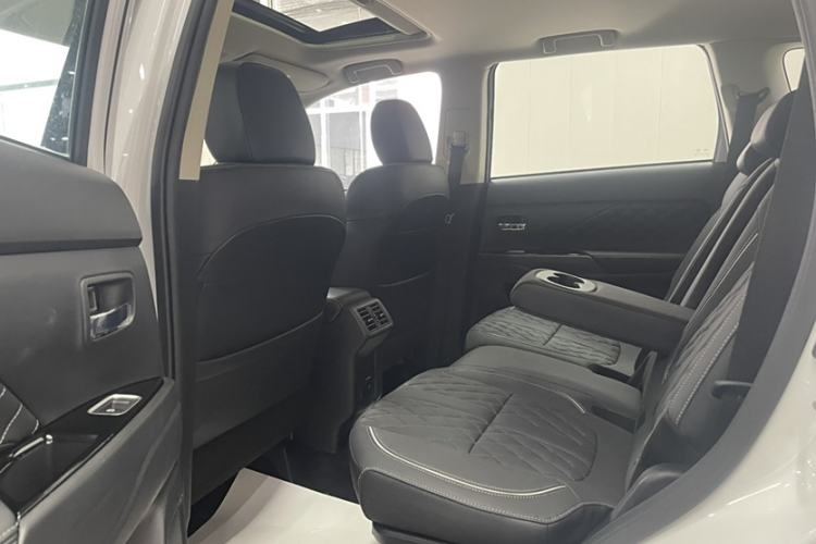 Used Mitsubishi Outlander 2021 2.0L Two-Wheel Drive Comfort Edition 7 Seats Interior 4
