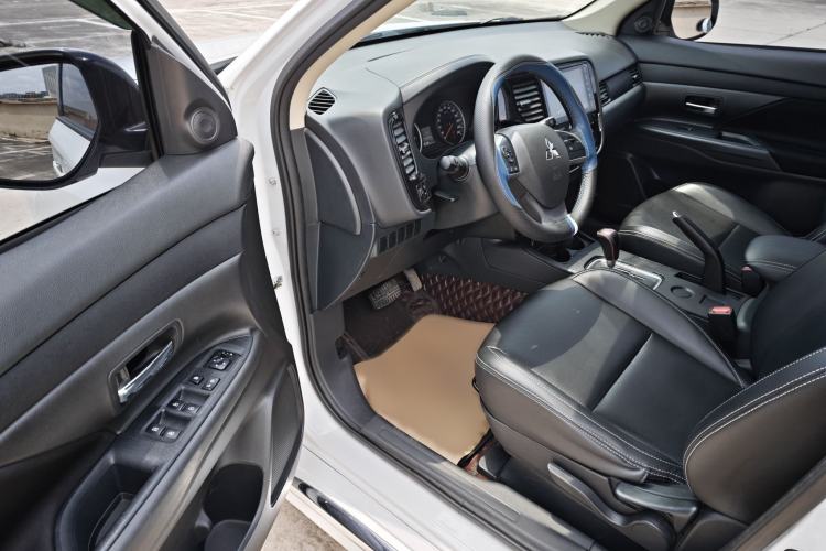 Used Mitsubishi Outlander 2021 Revised Version 2.0L Two-Wheel Drive Comfort Edition 5 Seats Interior 4