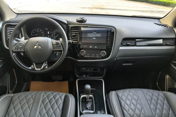 Used Mitsubishi Outlander 2021 2.4L 4x4 DynaDrive Edition 5 Seats Interior 4