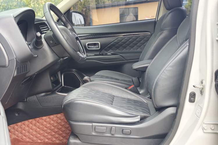 Used Mitsubishi Outlander 2021 2.0L Two-Wheel Drive Comfort Edition 7 Seats Interior 4