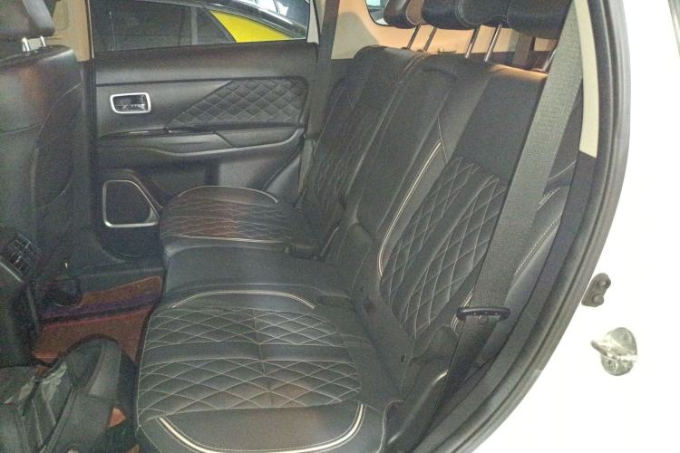 Used Mitsubishi Outlander 2021 2.4L 4x4 Zhi Xiang Edition 7 Seats Interior 4