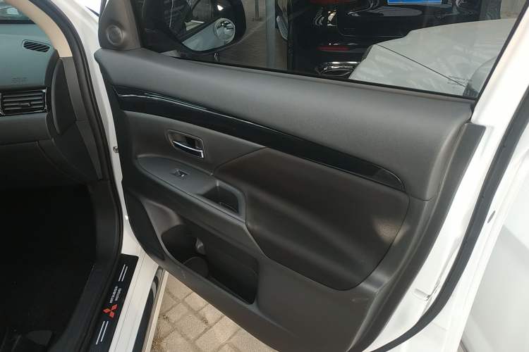 Used Mitsubishi Outlander 2021 Revised Version 2.0L Two-Wheel Drive Comfort Edition 5 Seats Interior 5